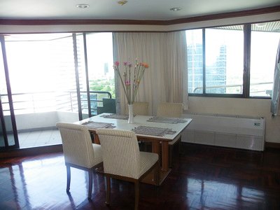 Lake Avenue Sukhumvit 16 (เลค อเวนิว สุขุมวิท 16)